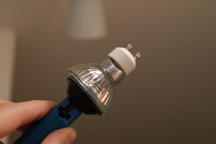 Leben ausgehaucht, ausgesaugt – das GU10-Leuchtmittel hängt am Saugnapf.