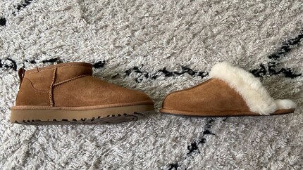 Die Schuhsohle ist beim Scuffette (rechts) vergleichsweise dünn. Das macht sich beim Gehen bemerkbar. Mit den Ultra Mini Classic Boots (links) ist das Gehen deutlich angenehmer.