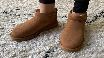 Die Classic Ultra Mini Boots (ebenfalls in Chestnut-Braun) sind normal geschnitten und deshalb «true to size».