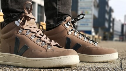 Während die unifarbenen Schnürsenkel aus Biobaumwolle gefertigt sind, bestehen die zweifarbigen aus rezyklierten Plastikflaschen.