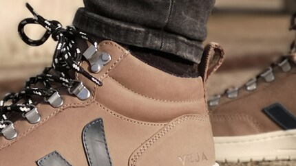 Die Stoffschlaufe am Rand des Schafts erleichtert das Anziehen der Sneaker.