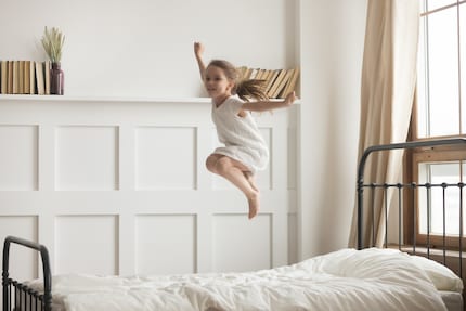 Matratzenhüpfen: Beliebt bei Kindern, oft weniger bei Eltern, die den Feierabend herbeisehnen.