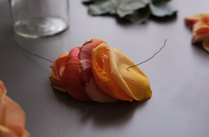 Wie Perlen an einer Kette: Die Blütenblätter fädelst du nur auf.