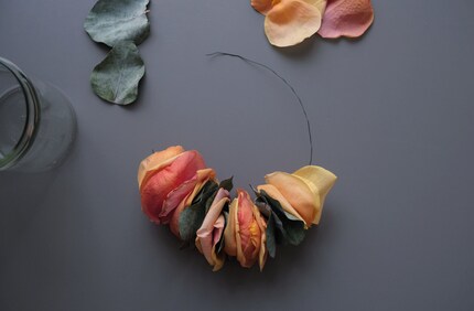 Je mehr Blütenblätter du gleichzeitig auffädelst, desto schneller kommst du voran.