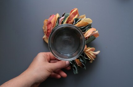 Um die Länge der Kette zu bestimmen, hältst du den Kranz zwischendurch ans Glas.