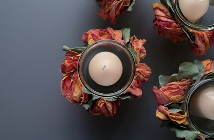 Ob als Solist oder in der Gruppe – ein Trockenblumenkranz verschönert jedes noch so simple Glas.