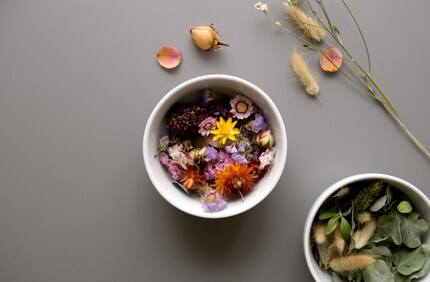 Beim Vorbereiten kannst du gleichfarbige Blumen gruppieren.
