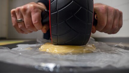 Metti della pellicola trasparente tra l’impasto e la rotella.