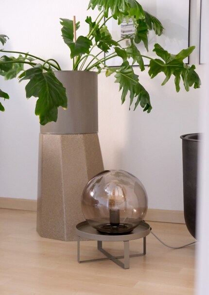 La soucoupe de « Bau » fait aussi office de piédestal.