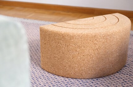 Le tabouret est à la fois siège, tabouret et cheval à bascule.