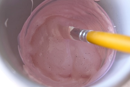 Sobald das Backpulver drin ist, sollte die Farbe zu schäumen beginnen.