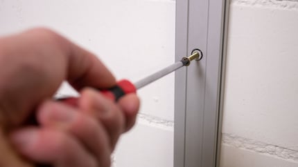 Die Schiene wird dauerhaft installiert, das Gerät kannst du abnehmen.