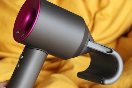 The attachment is magnetic.