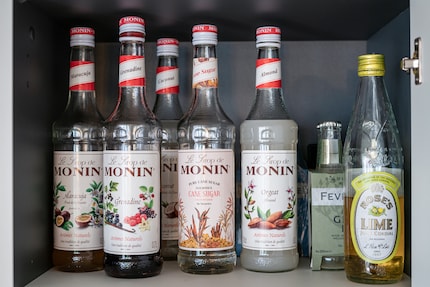 Eine kleine Auswahl Sirups. Der Roses Lime ersetzt hin und wieder frischen Limettensaft.