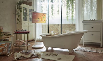 Genau dort, wo man einen Lifestyle-Fernseher braucht: direkt vor der Badewanne.