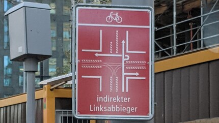 Là où les voitures et les vélos se partagent la route, la solution actuelle la plus sûre est généralement un détour pour les cyclistes.