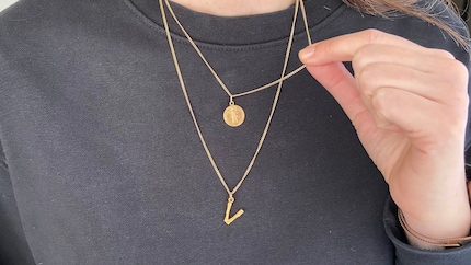 Non appena tiri una collana, puoi accorciare o allungare le lunghezze di entrambe a piacere.