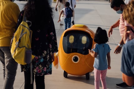 Voici Opti, l’un des cent robots qui accueillent, prennent en photo, approvisionnent et informent les visiteurs.