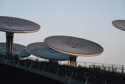 Les e-arbres possèdent chacun environ 120 panneaux solaires et suivent le soleil du matin au soir.