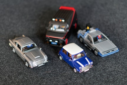 La Mini con altre tre auto Playmobil.