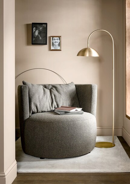 Les irrégularités des fils de bouclé frisent et animent la surface.