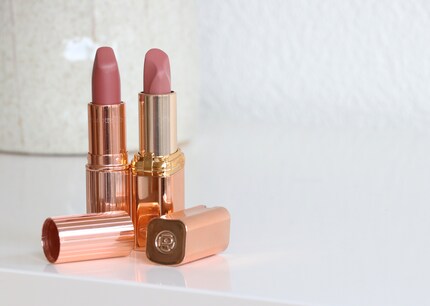 Links Charlotte Tilburys «Pillow Talk», rechts die Alternative von L'Oréal.