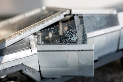 Die kaputten Fenster als Seitenhieb an Tesla.