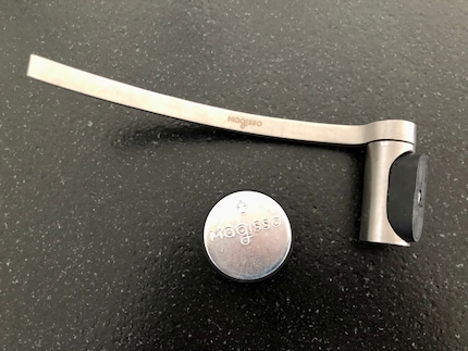 Il supporto e il magnete sono fissati rispettivamente all'interno e all'esterno del lavandino.