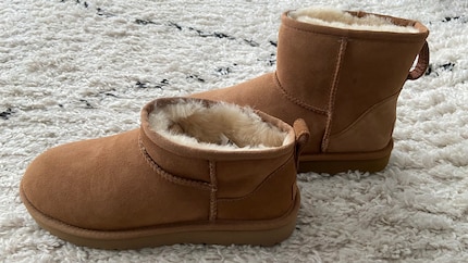 Al momento, i modelli corti Ugg Classic sono particolarmente popolari: qui l’«Ultra Mini» (a sinistra) a confronto con il «Mini» (a destra).