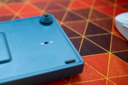 Auf der Rückseite befindet sich der Schalter zum Wechseln zwischen Bluetooth- oder Kabelverbindung.