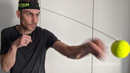 Wer schlägt wen? Der Reflexball fordert volle Konzentration.