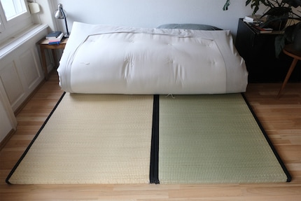 A volte arieggio in questo modo perché il futon è dannatamente pesante. A proposito, a sinistra nella foto c'è la vecchia stuoia, a destra quella nuova. Si può vedere il processo di invecchiamento naturale dalla differenza di colore.