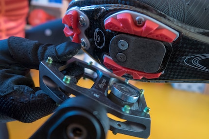 Je suis relié à mon vélo par un aimant