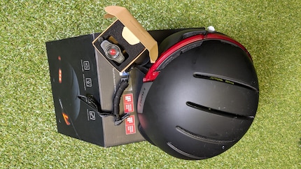 Le casque et sa télécommande.