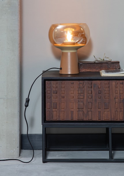 The round silhouette of mushrooms conquers the interior and also illuminates it.