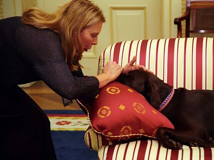 Joni Mitchell mit dem Hund von Bill Clinton. Quelle: Wikipedia, gemeinfrei.