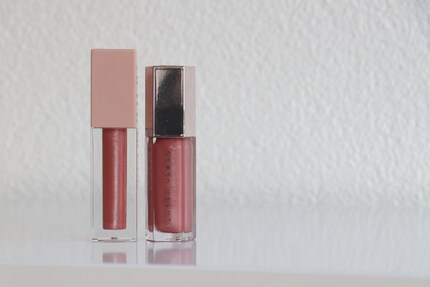 A sinistra vedi la variante di Maybelline, a destra il Gloss Bomb di Fenty.