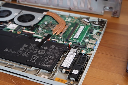 Die SSD ist mit einer Schraube gesichert, der RAM nur eingesteckt.
