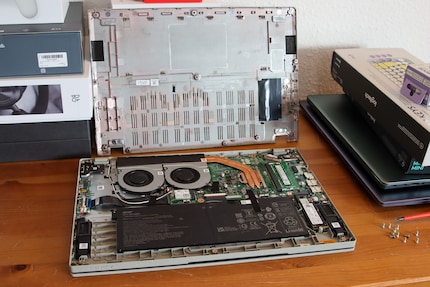 Der Akku liegt nur auf zwei Pins und wird von der Gehäuseunterseite fixiert.