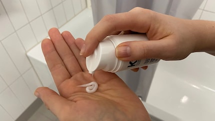 Pour mes cheveux fins, mais longs, une pompe suffit.