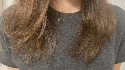 La comparaison directe : j'ai appliqué le soin K18 en plus du shampooing sur les cheveux à droite. Ils sont plus souples et moins ébourrifés que ceux à gauche.