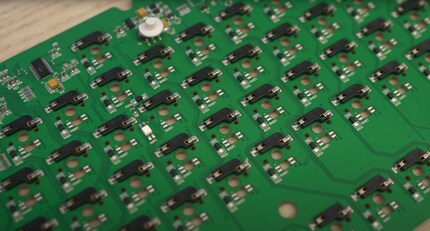 Die Hot-Swap-Sockel von hinten. Dank ihnen lassen sich Switches schnell und einfach tauschen.