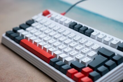 Die Keycaps in drei Farben sind aus PBT-Kunststoff.