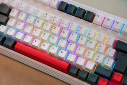 Die RGB-Hintergrundbeleuchtung ist eher schwach. Ich musste mein Büro stark abdunkeln, damit der Beleuchtungseffekt so gut zu sehen ist.