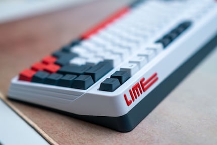 Der Schriftzug hinten und die Stufung auf der Seite.