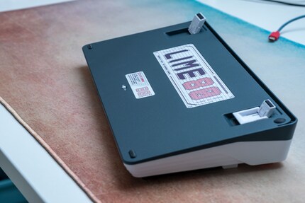 Auf der Unterseite befinden sich die Klappfüsse und der Schalter fürs Umstellen von kabelloser zu kabelgebundener Verbindung.