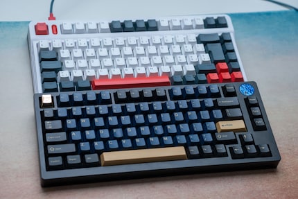 Grössenvergleich mit einer 75-Prozent-Tastatur. Sie sind gleich gross. In Iqunix-Definition ist die L80 Formula jedoch eine 80-Prozent-Tastatur.