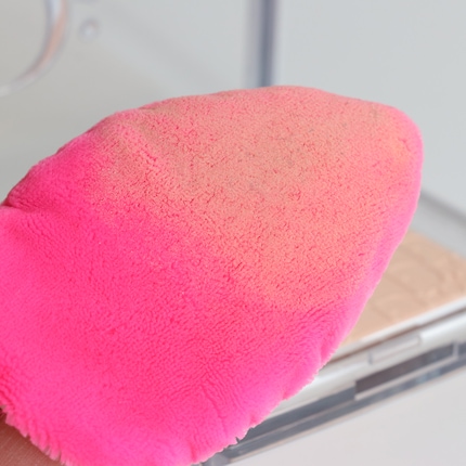 The pink fibres pick up more pressed powder than my brush.