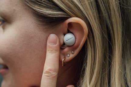  Die LinkBuds kannst du auch vor dem Ohr steuern.