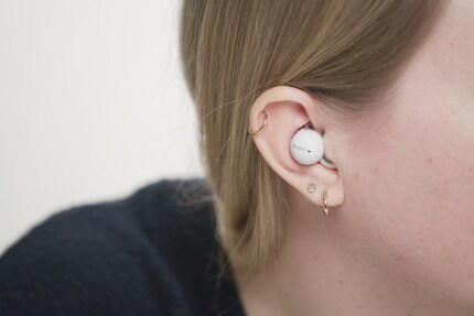 Die LinkBuds sitzen anders als gewohnt in den Ohren.